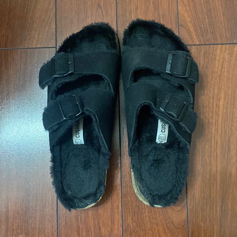 black fluffy slides 😍